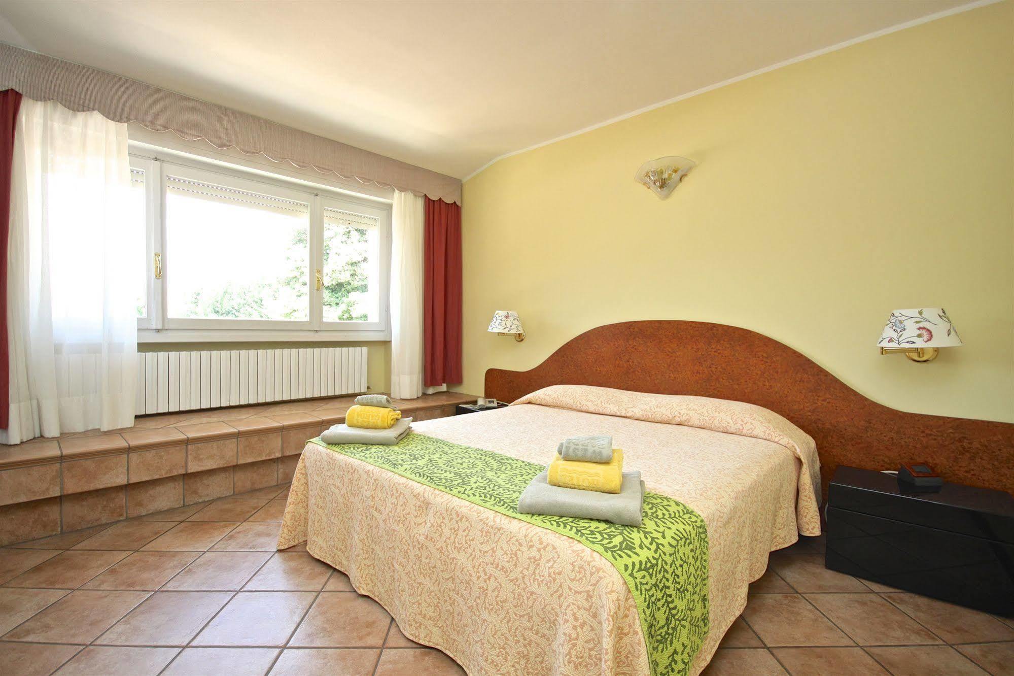 West Garda Hotel Padenghe sul Garda Bagian luar foto